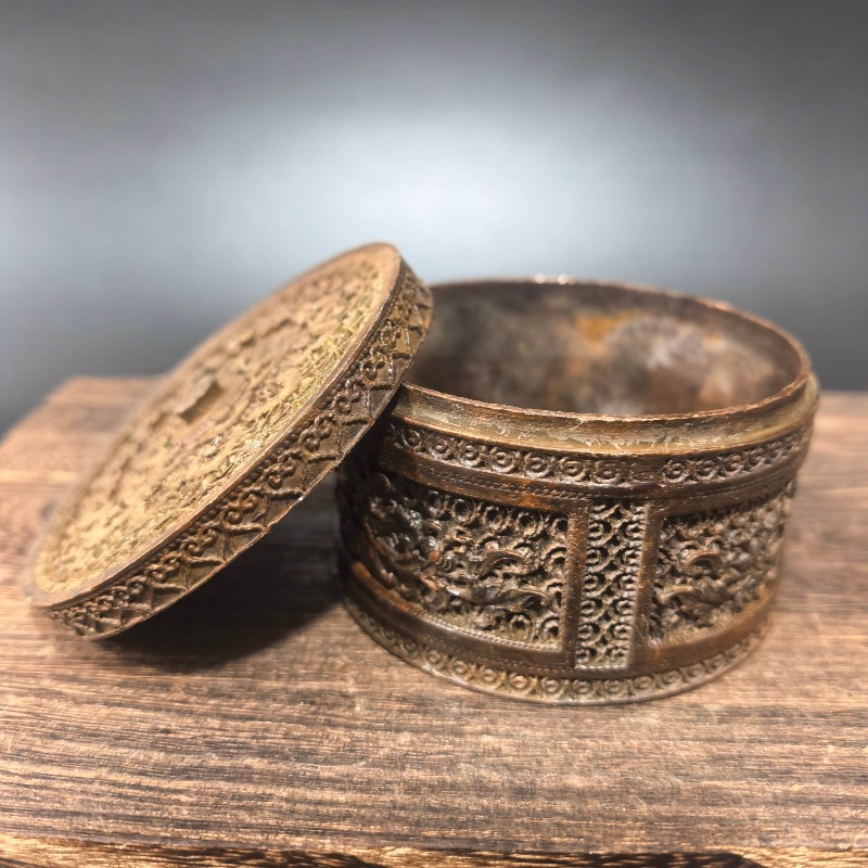 Vintage Collectible Jewelry - Çin Retro Oymalı Metal Mücevher Kutusu